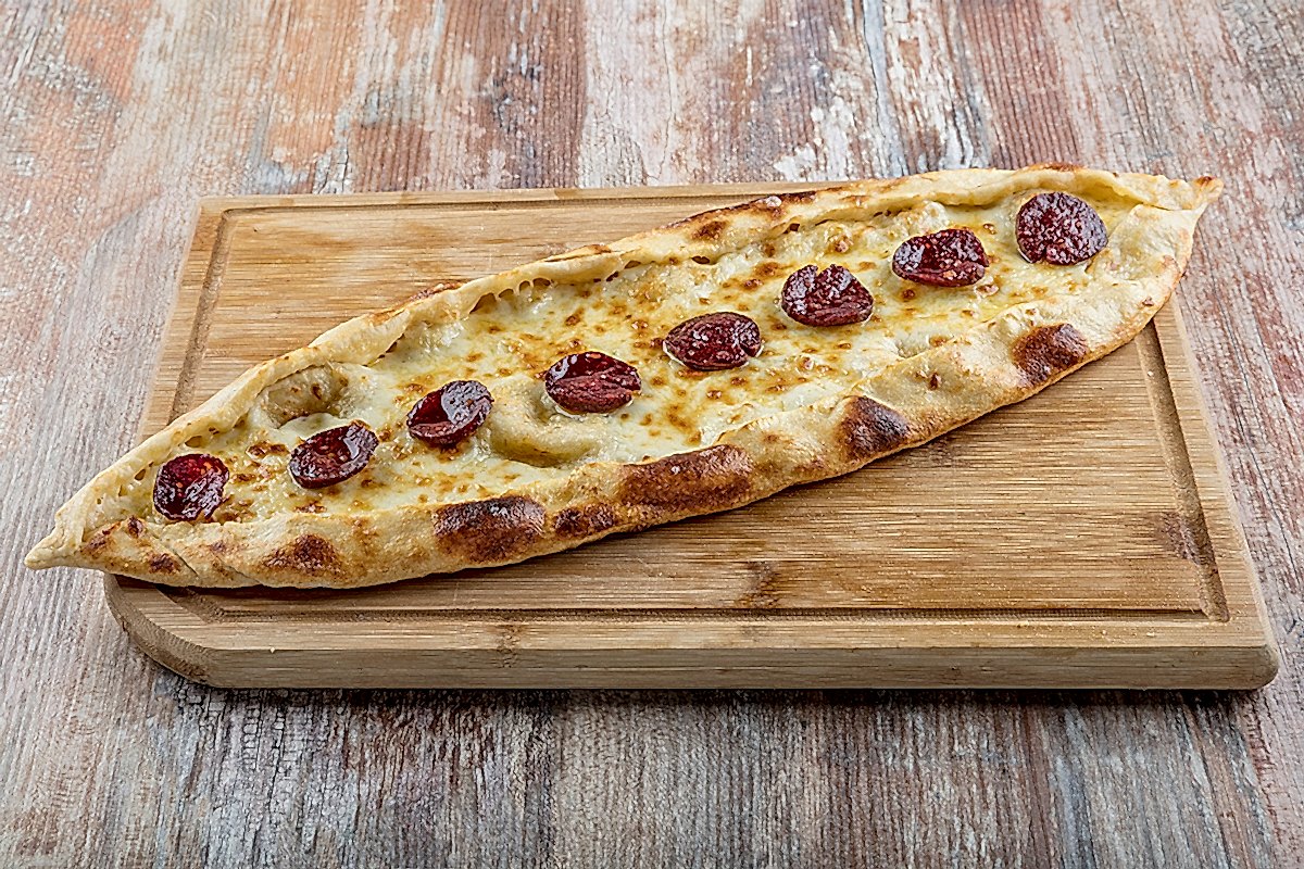 Sucuklu Kaşarlı Pide